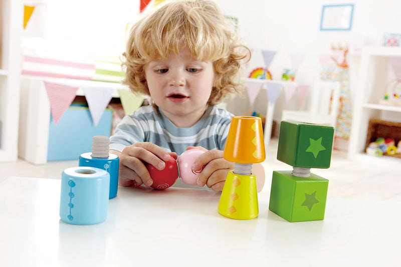 Hape Werkzeugkasten aus Holz mit Zubehör | farbenfrohe Werkbank Hammerspielset für Kinder, Problemlö