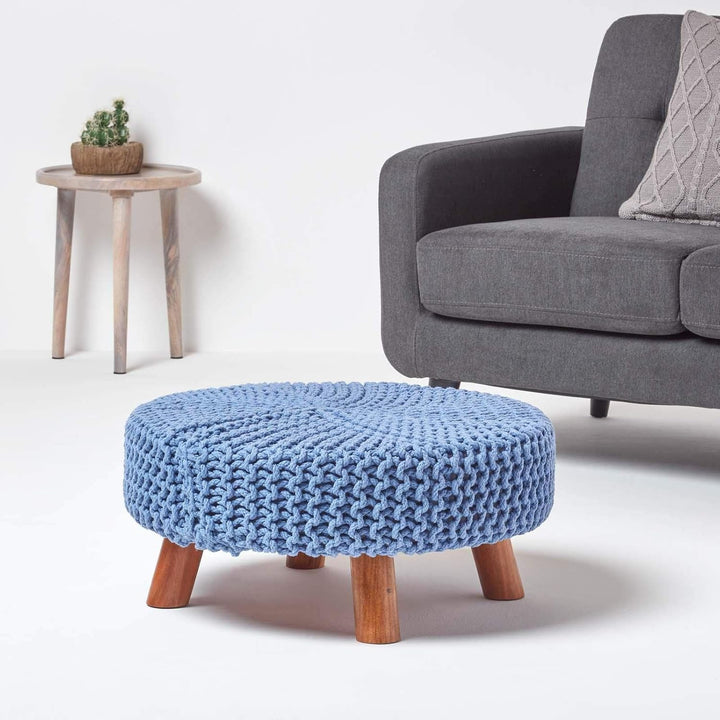 Homescapes niedriger runder Sitzhocker mit Holzbeinen, Blauer Fusshocker 62 x 62 x 30 cm, Strickhock