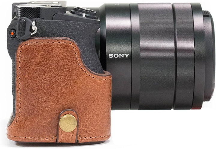 MegaGear Sony Alpha A6500 (up to 16-70mm Lens) Ever Ready Echtleder Kamera-Case mit Trageriemen und