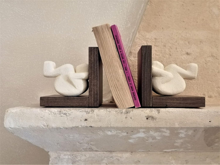 1 Paar Buchstützen Telamone mit Steinskulptur und Holzsockel, Moderne Design-Geschenkidee für Dekora