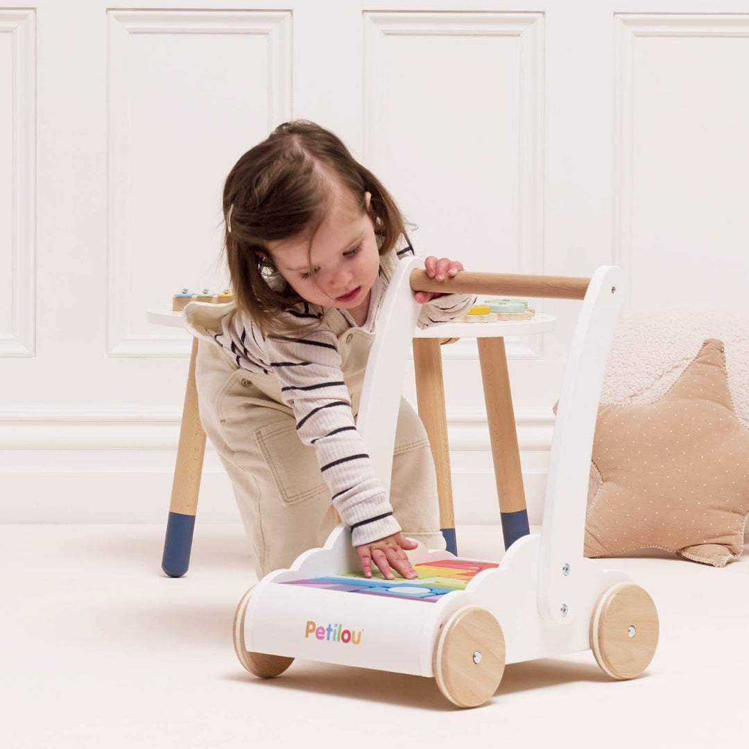 Le Toy Van – Pädagogischer Petilou Lauflernwagen „Regenbogen & Wolken“ aus Holz für Kleinkinder und