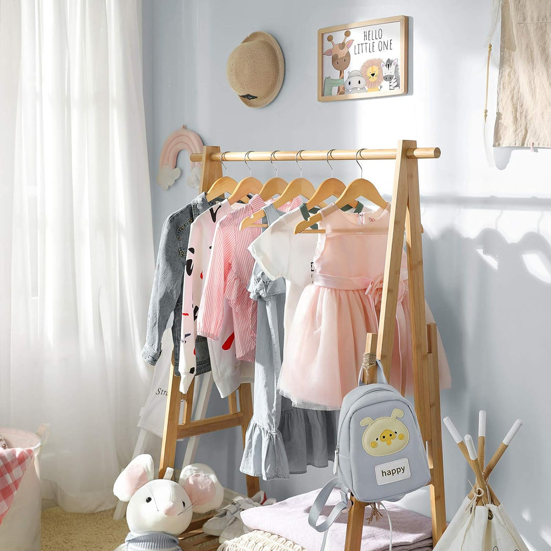 SONGMICS Kinder-Kleiderbügel aus Massivholz, 10 Stück, mit Aufhängeleiste, rutschfest, Kerben, drehb