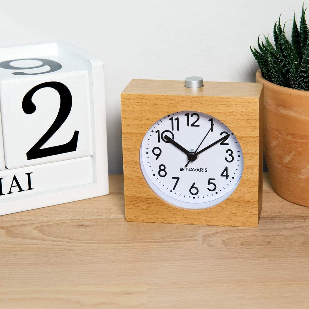 Navaris Analog Holz Wecker mit Snooze - Retro Uhr im Viereck Design mit Ziffernblatt Alarm - Leise T