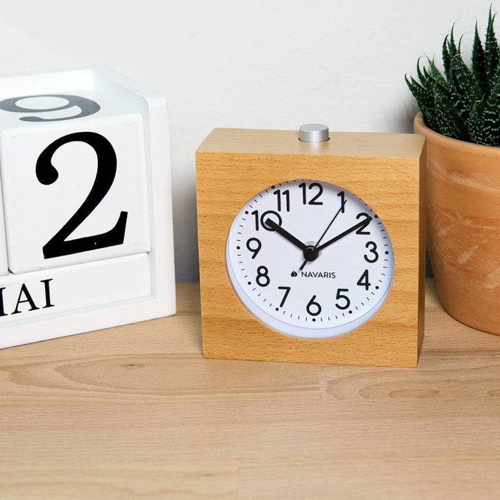Navaris Analog Holz Wecker mit Snooze - Retro Uhr im Viereck Design mit Ziffernblatt Alarm - Leise T