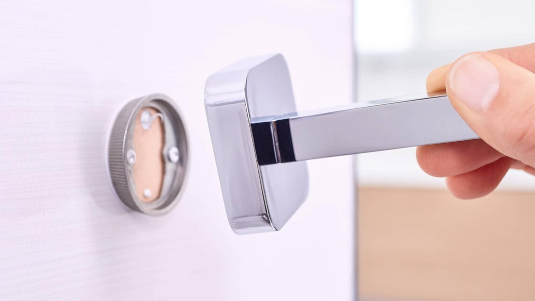 tesa ESTEETIC Toilettenpapierhalter ohne Deckel, verchromt - zur Wandbefestigung ohne Bohren, inkl.