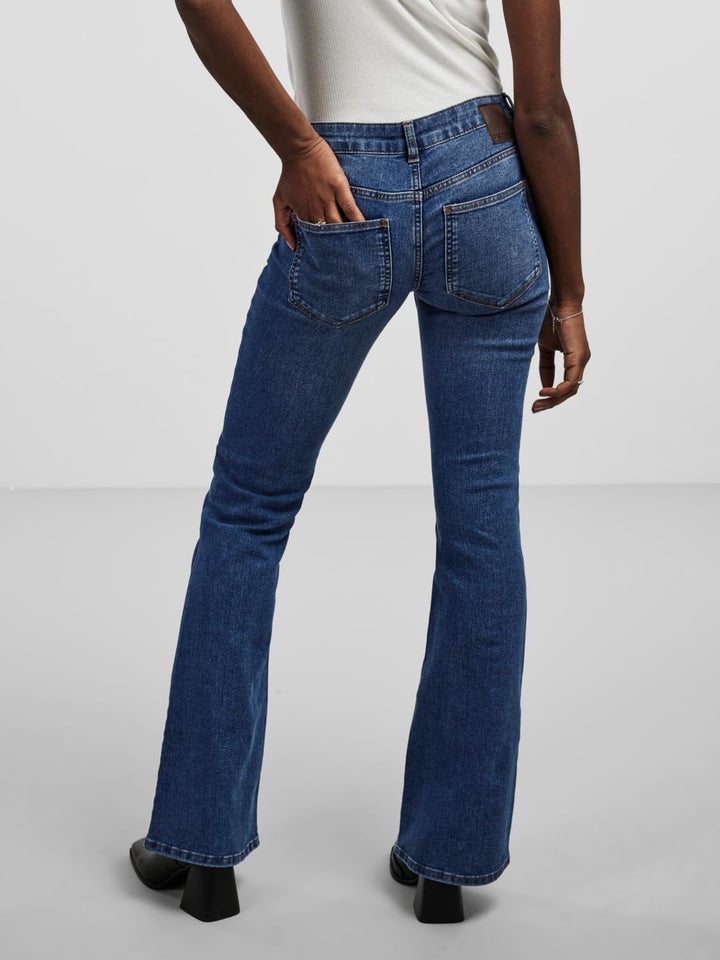 PIECES Damen Pcpeggy Lw Flared Mb Jeans Noos Bc M / 30L Medium Blue Denim, M / 30L Medium Blue Denim