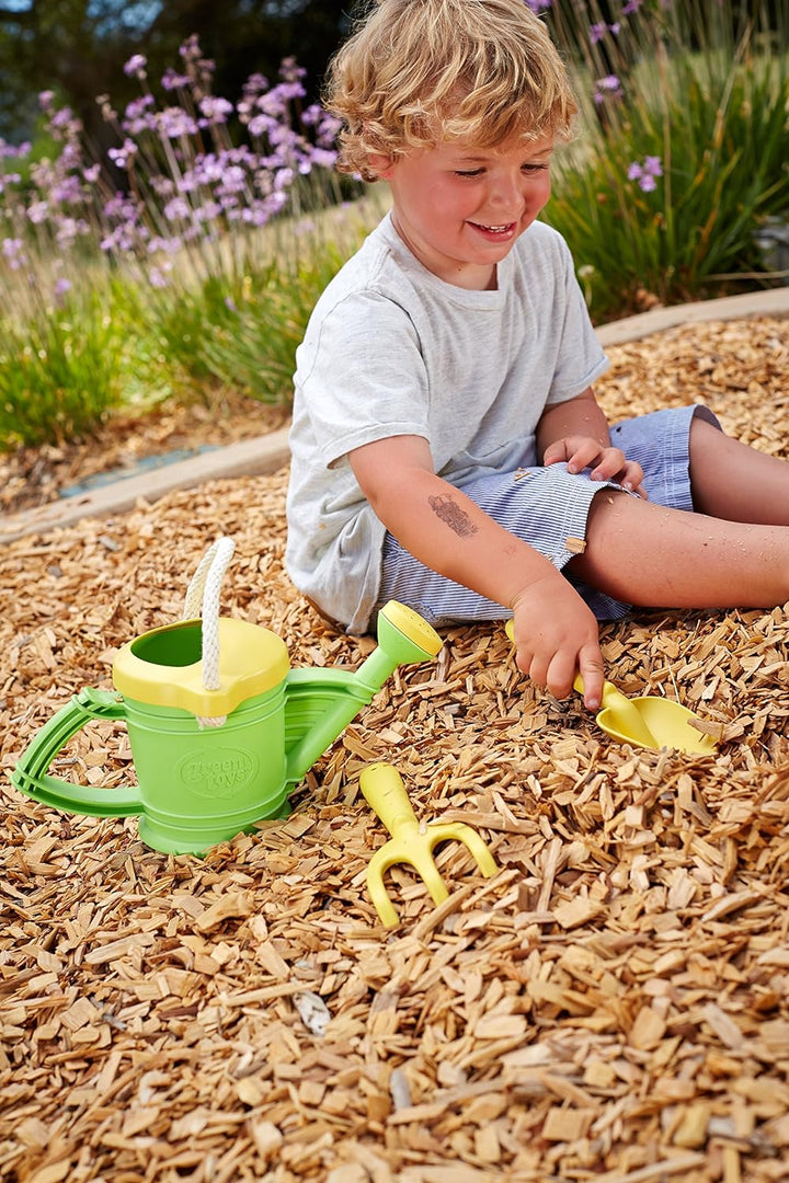 Green Toys 8601111 Giesskanne inkl. Harke und Schaufel, Spielzeug für Garten, Sandkasten und Strand,
