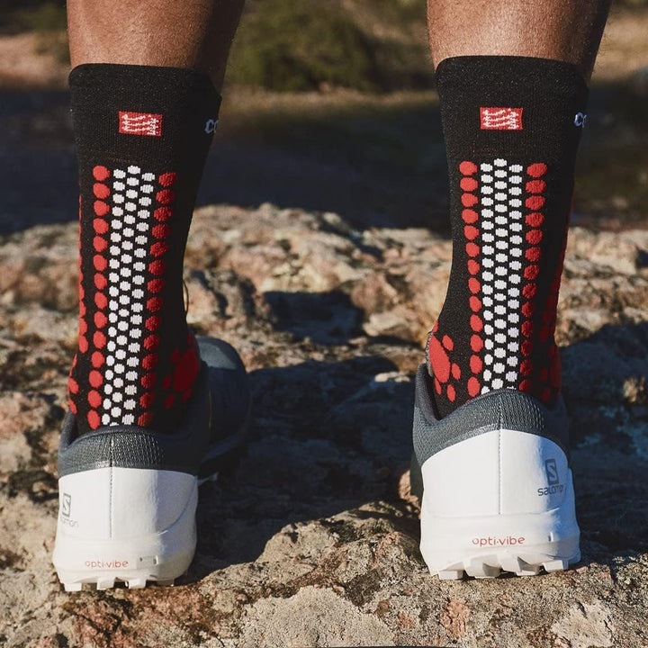COMPRESSPORT Pro Racing Socken v4.0 Trail Socken, Schwarz/Rot, Grösse 42-44 Unisex-Erwachsene