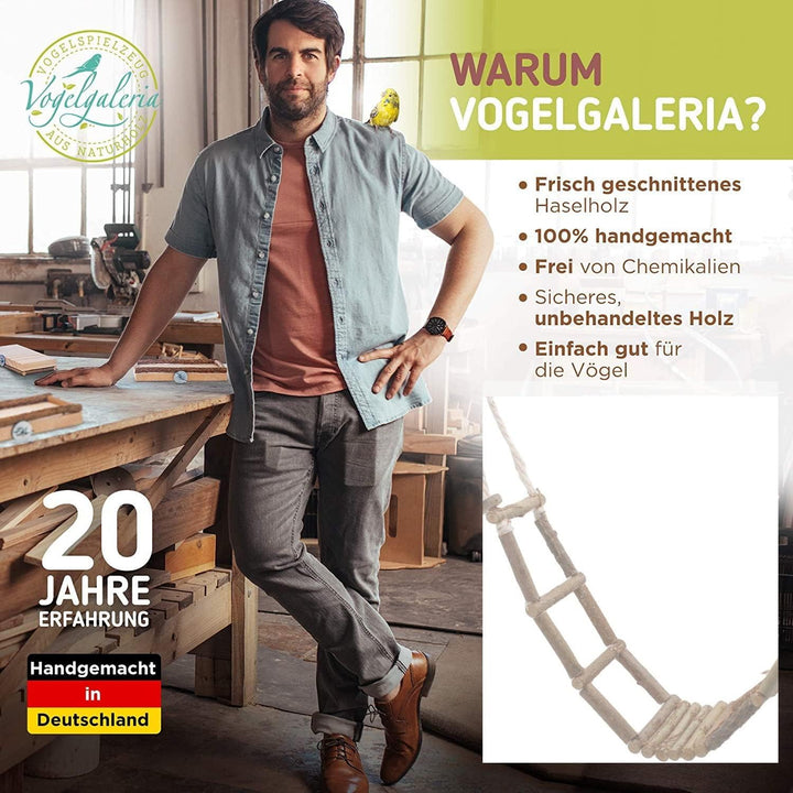 Herrlicher Vogelspielplatz aus Naturholz. EIN Kletterspielplatz mit vielen Sitzstangen und Futternap