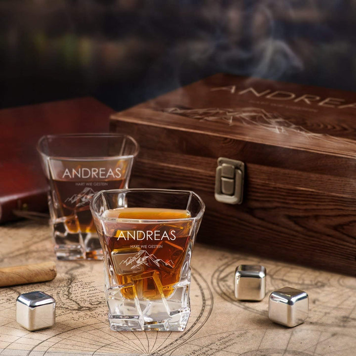 Maverton Whisky Steine Set - in Holzbox mit Gravur - 8 Eiswürfel + 2 Whisky Gläser - wiederverwendba