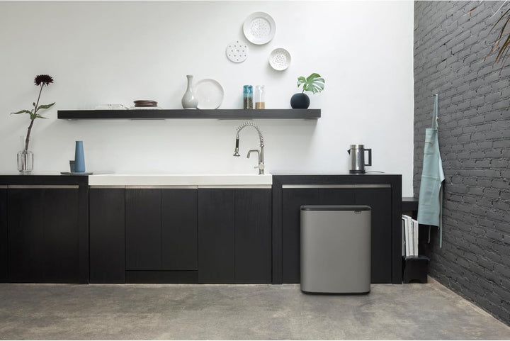 Brabantia 223129 Bo Touch Abfalleimer, mit 1 x 60-Liter-Inneneimer (Mineralbeton-Grau), Abfall- / Re