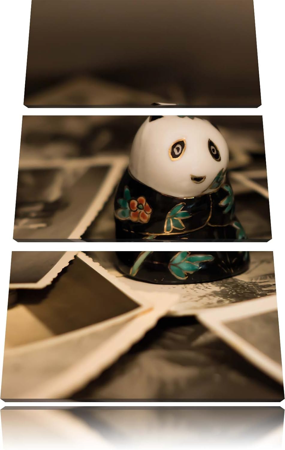 Pixxprint Panda Figur zwischen Fotografien als Leinwandbild/Grösse: 3 Teilig (120x80) cm/Wandbild/Ku