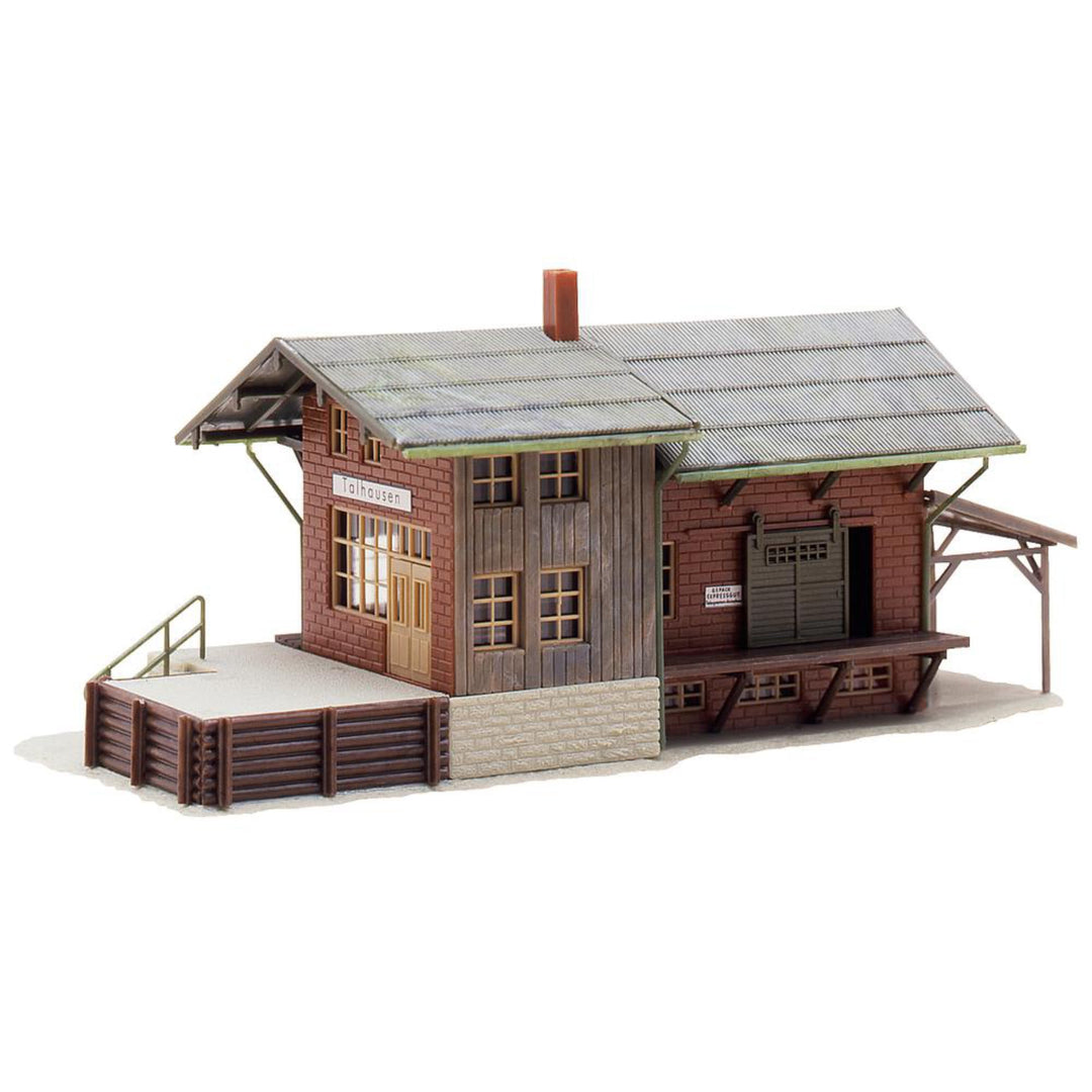 FALLER Güterbahnhof Modellbausatz mit 98 Einzelteilen 209 x 82 x 90 mm I Modelleisenbahn Zubehör H0