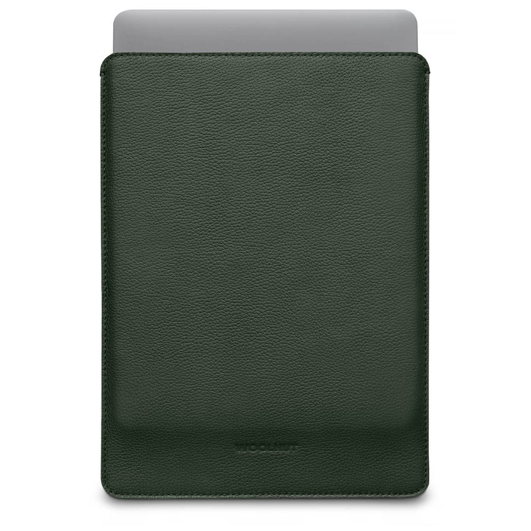 WOOLNUT Schutzhülle für MacBook Pro 14 – Laden in der Hülle – Vollnarbenleder, Innenseite aus Wollfi