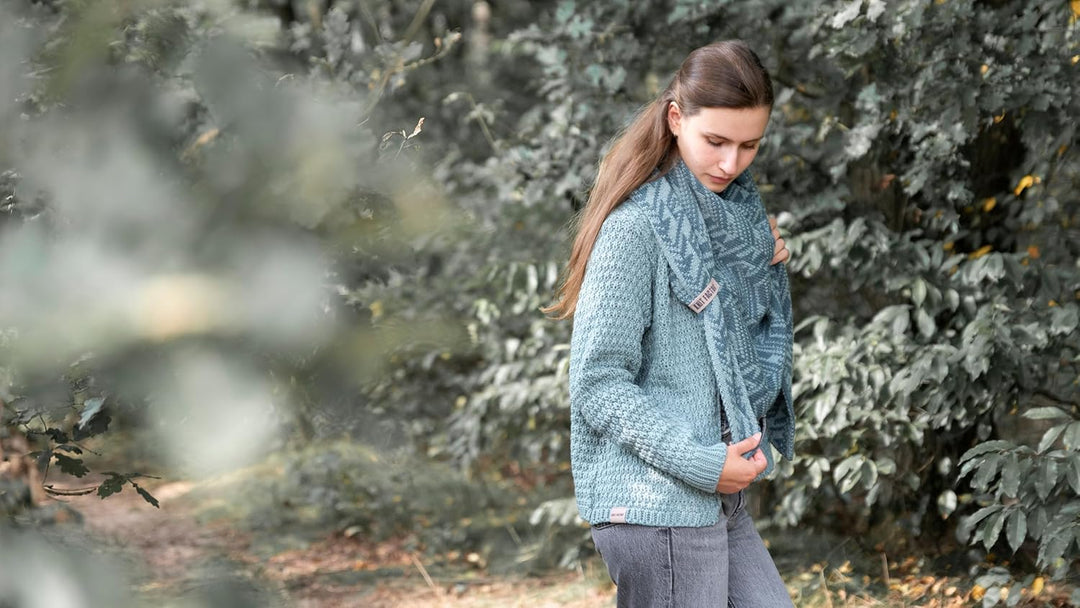 KNIT FACTORY - Dreiecksschal Josh - Damen Strickschal mit Wolle - Umschlagtuch für den Herbst und Wi