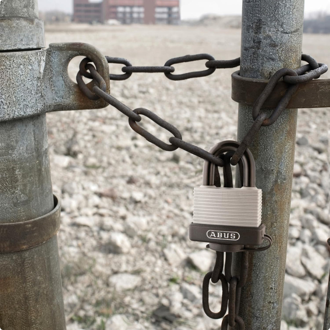 ABUS Vorhängeschloss 70AL/45 aus massivem Aluminium - wetterfest - mit Schutzkappe und Kunststoffumm