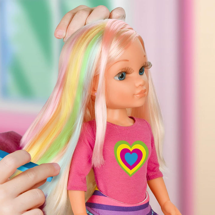 Nancy- Eines Tages Highlights machen, Puppe mit farbiger Kreide, um Haare zu malen und originelle Fr