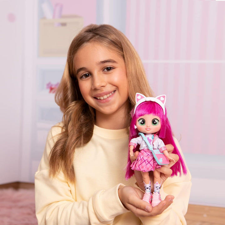 BFF by Cry Babies S2 Daisy Modepuppe mit Langen Haaren, Stoffkleidung und 9 Accessoires, Spielzeugge