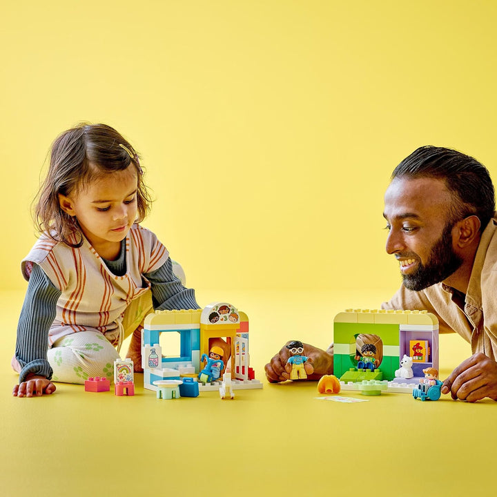 LEGO 10992 DUPLO Spielspass in der Kita, Lern-Spielzeug für Kleinkinder ab 2 Jahren, Set mit Baustei