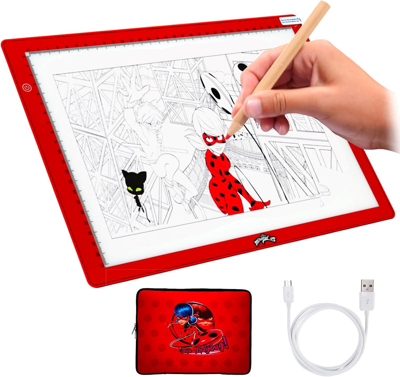 Miraculous Ladybug - A4 Leuchttisch, Neoprenhülle, Zeichenset mit USB-Ladegerät und Malvorlagen, Kun