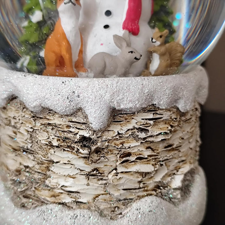 Heaven Sends Weihnachts-Schneekugel mit Schneemann umgeben von Waldtieren