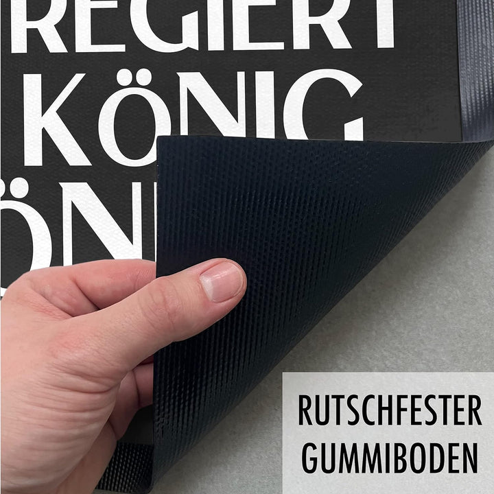 Trendation - Hier Regiert Der König Bis Die Königin Wieder Da Ist Lustige Fussmatte Geschenk Frauen