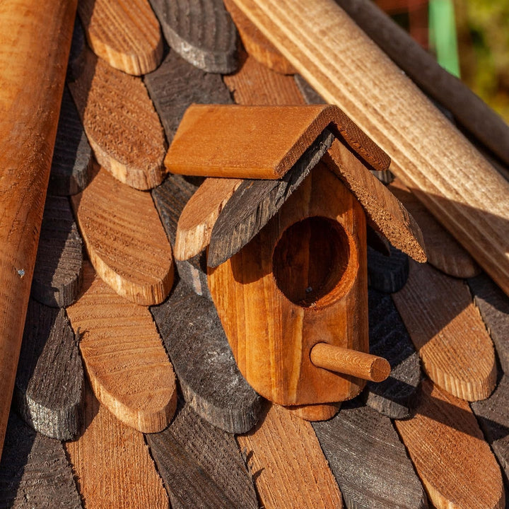 VOSS.garden Grosses Vogelhaus Herbstlaub, Imprägniertes Holz, 50cm Durchmesser Futterplatte, Mit Sit