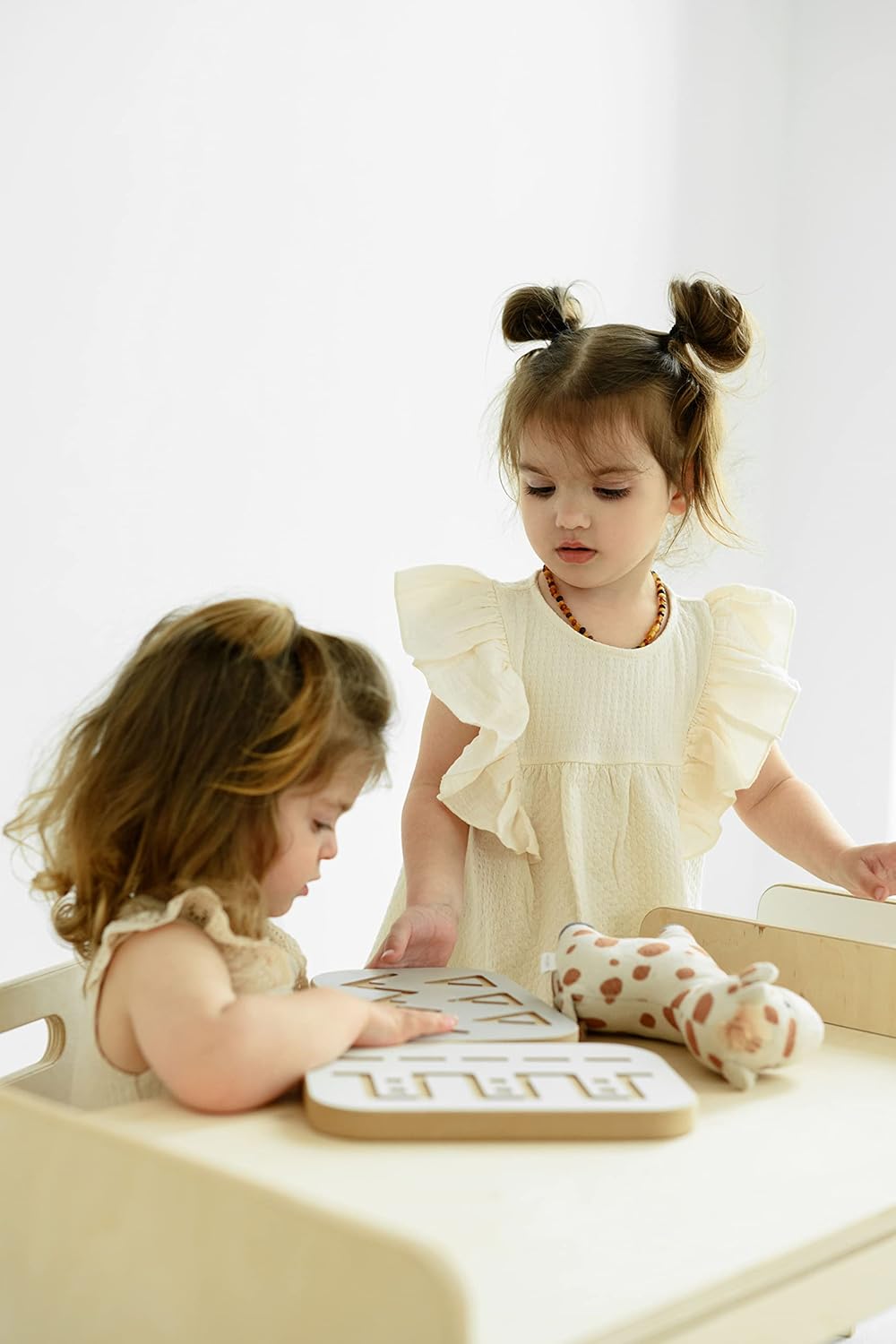Babywood Tisch und Stuhl für Kinder, Kinderschreibtisch Set mit Stuhl aus Holz, sicherer Spieltisch