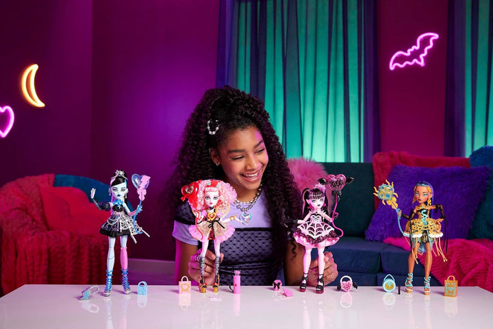 Monster High Scary Sweet Birthday-Puppe, Cupid Asteria im rosa und roten Partykleid mit themenbezoge