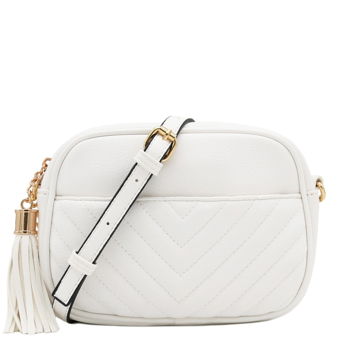 FashionPuzzle Chevron gesteppte Crossbody-Kameratasche mit Kettenriemen und Quaste Weiss/Opulenter G