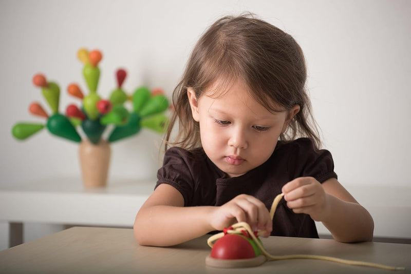 PlanToys Schnürschuh aus Holz für Kinder - Schnürsenkel Binden Lernen Kinder - Holzspielzeug zum Sch