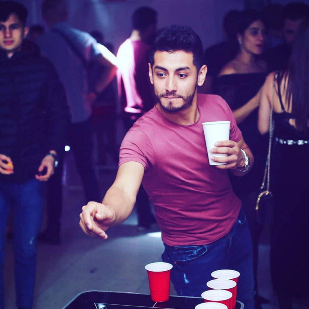 Beer Pong Original Cup® - Bierpong Tisch + 22 Becher + 2 Racks + 4 Bälle - Zusammenklappbarer, trans