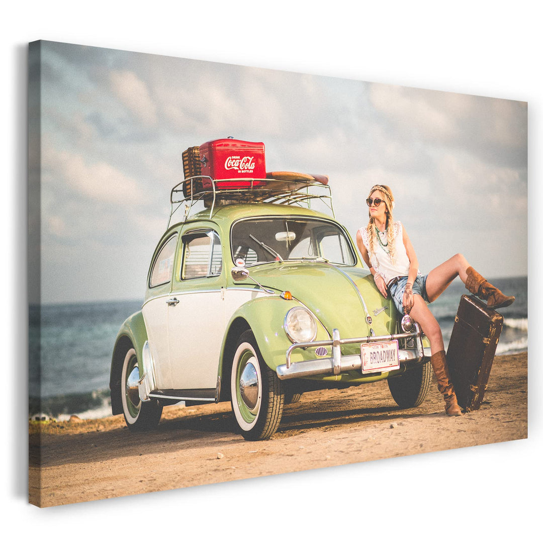 Printed Paintings Leinwand (80x60cm): VW Käfer mit Frau am Strand 80x60 cm, 80x60 cm