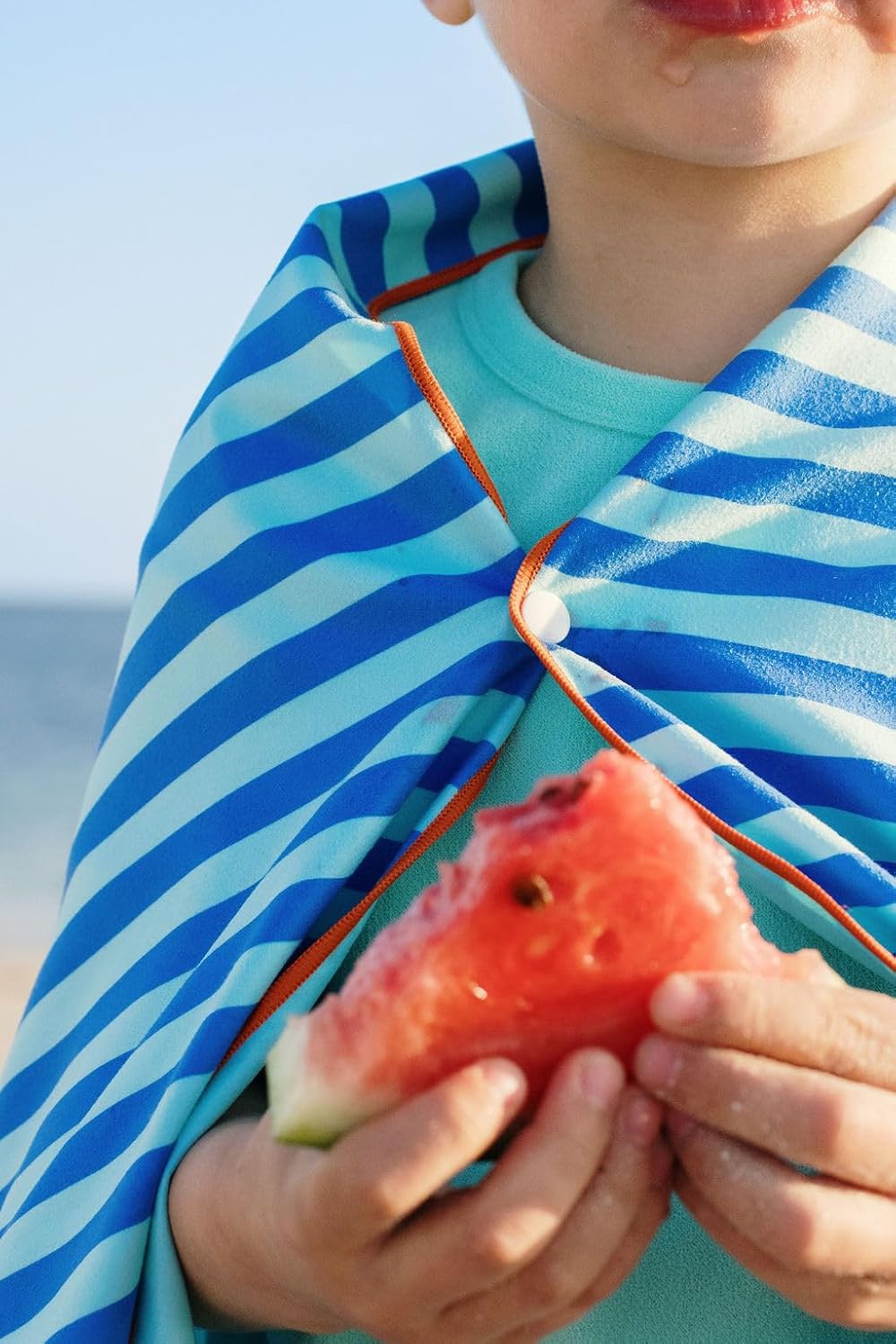 Quut – Strand-/Poolhandtuch für Kinder mit Spiel – Ultraschnell trocknende Mikrofaser, sandfrei – ko