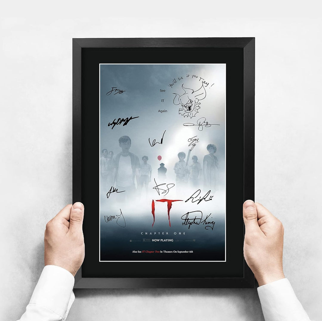 HWC Trading A3 FR IT Chapter One Bill Skarsgård und Cast Geschenke Printed Poster Autogramm Bild für