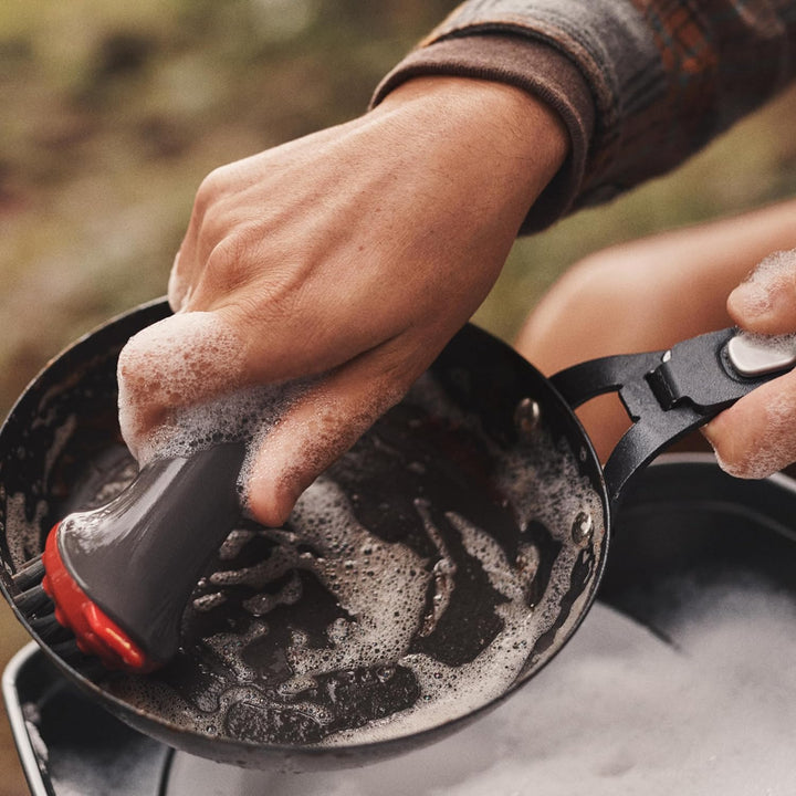 OXO Robuste Bürste für den Aussenbereich mit Abdeckung Robuste Bürste mit Abdeckung, Robuste Bürste