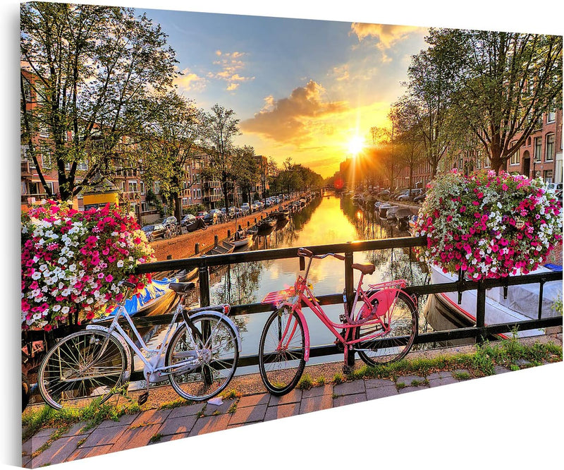 Bild auf Leinwand Schöner Sonnenaufgang Über Amsterdam In Den Niederlanden Mit Blumen Und Fahrräder