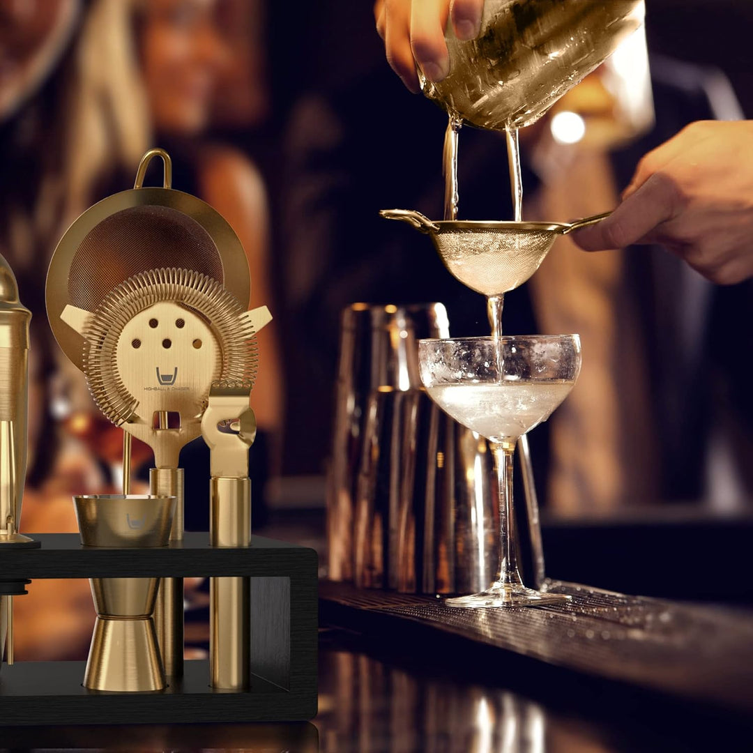 Highball & Chaser Barkeeper-Set mit Espresso-Bambusständer. Schönes Cobbler-Cocktail-Shaker-Set mit