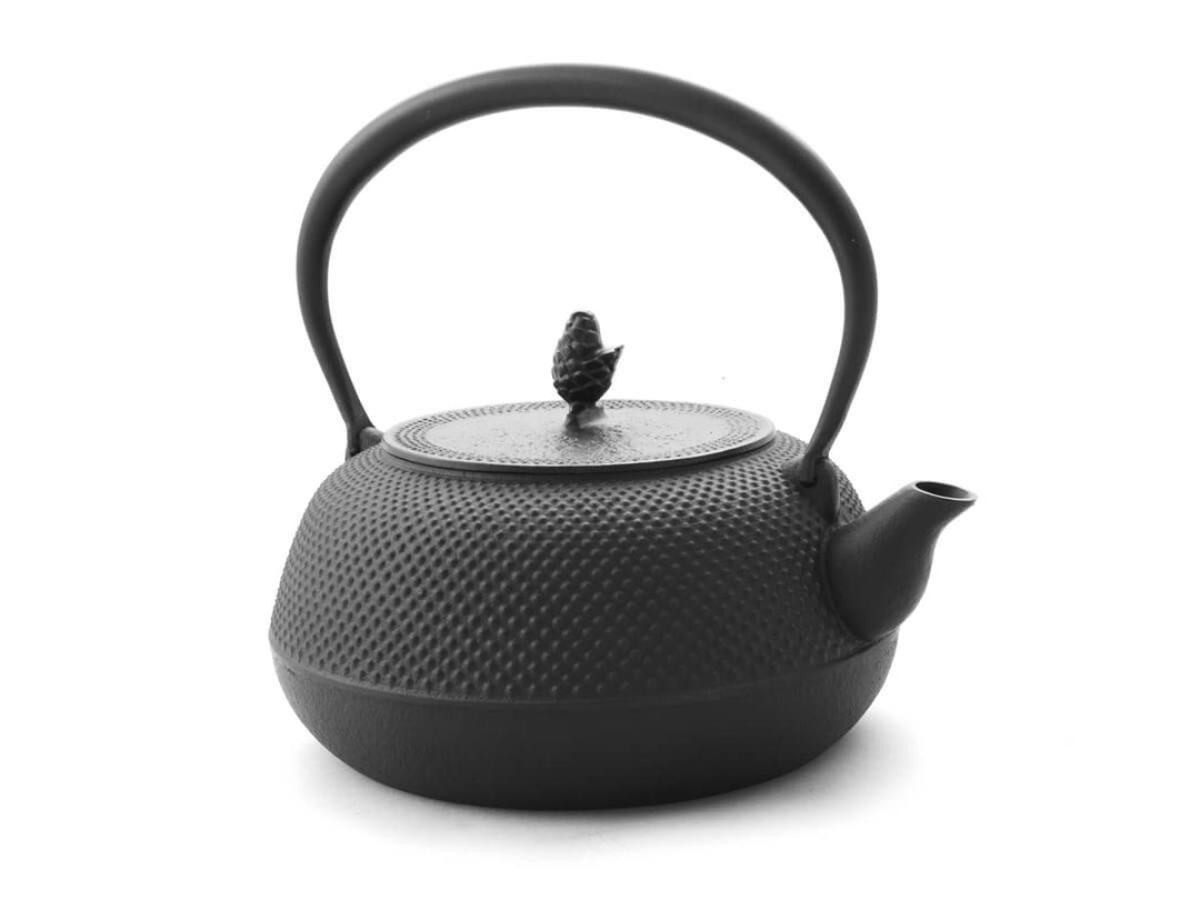 Japanischer Tetsubin, Wasserkessel Gusseisen HIRAMARU ARARE, Iwachu. 1,7 l, schwarz. Das Original. F