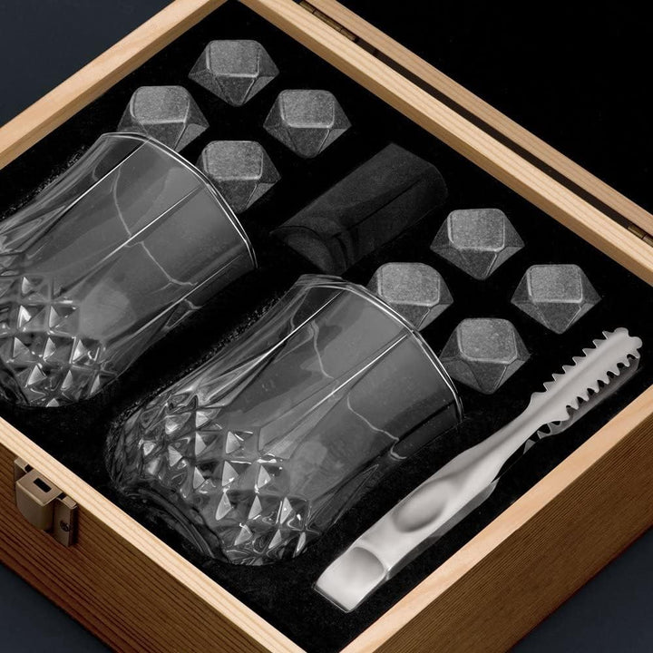 Maverton Whisky Steine Set - in Holzbox mit Gravur - 8 Eiswürfel + 2 Whisky Gläser - wiederverwendba