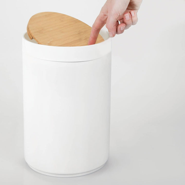 mDesign praktischer Mülleimer Küche - moderner Abfalleimer aus Bambus und Kunststoff für Bad, Büro u