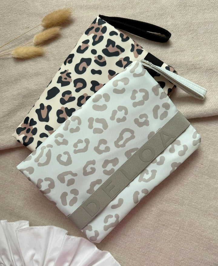 DELOA ® Windeltasche für unterwegs mit viel Platz - Kleine Wickeltasche, Baby Windelorganizer (Leopa