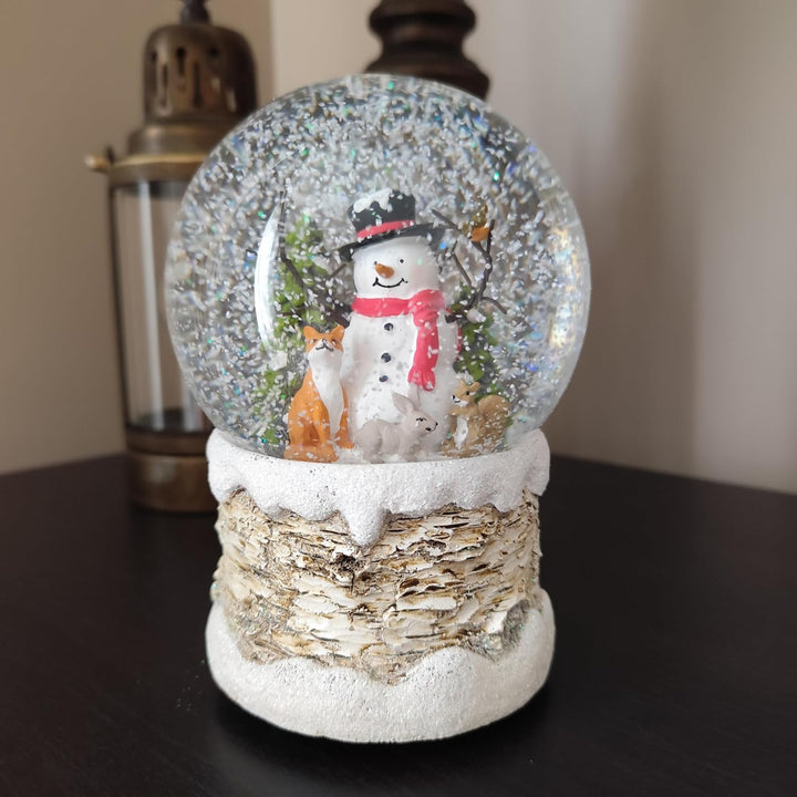 Heaven Sends Weihnachts-Schneekugel mit Schneemann umgeben von Waldtieren