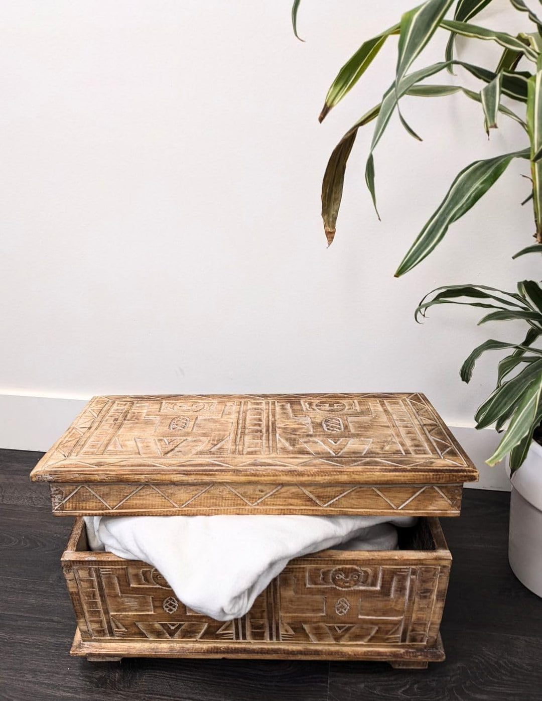 Artisanal Aufbewahrungstruhe aus Holz, Ethno-Stil, afrikanischer Stil
