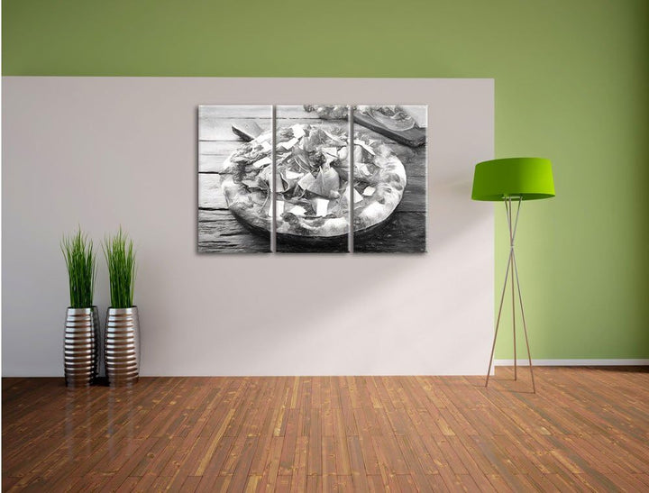 Pixxprint Prosciutto Pizza mit Rucola und Parmesan auf rustikalem Holztisch Kunst Kohle Effekt 3-Tei