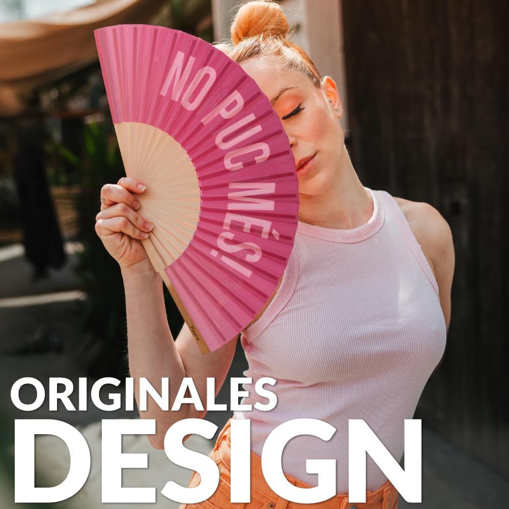 FISURA – Handfächer aus Holz mit der Aufschrift No puc més!“. Trendiges Accessoire mit rosa Farbverl