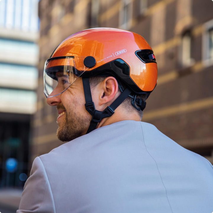 ABUS Stadthelm HUD-Y ACE - stylischer Fahrradhelm mit Visier und magnetischem, aufladbarem LED-Rückl