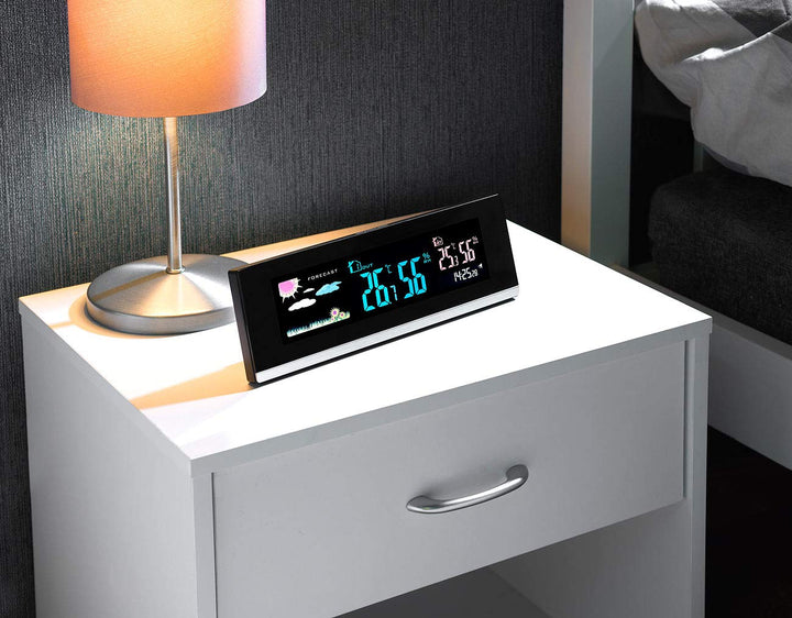 infactory Tisch Funkwecker: Tisch-Wetterstation, Funk-Aussensensor, Farb-LCD-Display, USB-Ladeport (