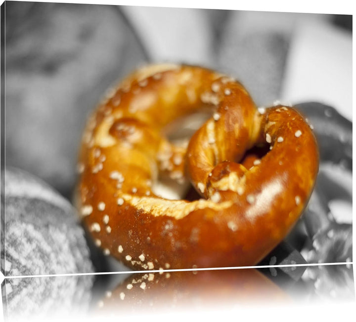 appetitliche gebackene Salzbrezel schwarz/weiss auf Leinwand, XXL riesige Bilder fertig gerahmt mit
