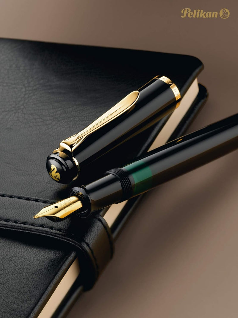 Pelikan Füllhalter Classic 200, Schwarz, Feder F (fein), hochwertiger Kolbenfüller im Geschenk-Etui,